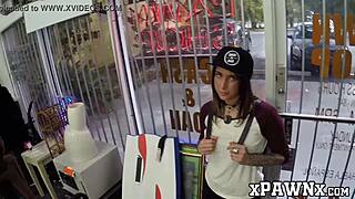 Брокер дает крошке бабки за отсос твердого хуя на работе