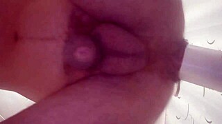 Kurba zabija steklenico globoko v razprto riti za intenziven analni fist orgazem