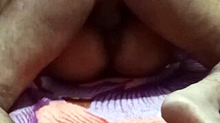 Priateľ ovláda šťavnatú indickú bhabhi v amatérskom hardkóre, ohýba ju na hlboký orál a zoza chrbta s monštruóznym kokotom v pičke a prsiach