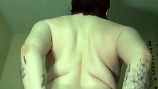 Åh ja, jeg knuller min stramme 18+ røv hårdt til jeg sprøjter overalt