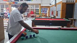 Dia Gak Bisa Main Billiard Tapi Jago Kena Pukulan Keras di Mobil