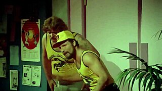 Body girls 1983 prinaša retro MMF trojko z obraznim cumshotom v grupni akciji