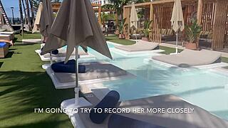 Špehuju tu horkou turistku s nejlepší prdelí na resortu a v její místnosti ji vyšukám