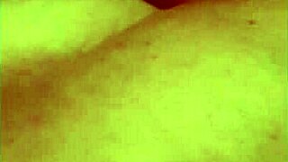 İngiliz BBW büyükanne köpek stiliyle dev memelerini sallayarak eğiliyor