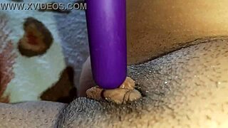 Kıllı amcığım sızdırıyor mu şiş klitorisim şiddetli vibratör orgazmından titrerken?