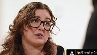 헤이 Leana Lovings 새벽에 스트랩온 든 계모 Little Puck 잡았어? 😲 안경 딜도 라이딩 레즈 액션!