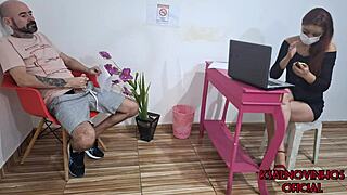 Hej jag drog fram kuken och runkade i väntrummet rätt framför receptionisten och hon såg allt