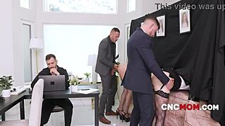 يا رجال، اشتغل بجد ونيك أقوى – ده السر الحقيقي للنجاح عند cncmom 😈💼