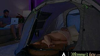 Prgavi 18+ klinac puni maćehu Rachael Cavalli spermom dok maćehin muž u sobi 😱💦