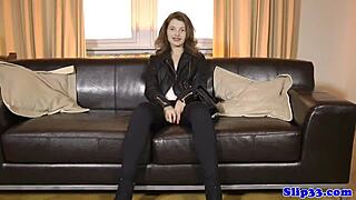 Chavala británica pasa a mamar verga de viejo en perrito