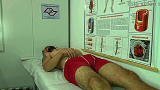 Sestra se uzbudi od pacijentove erekcije u bolnici.
