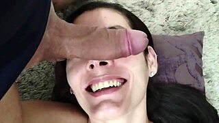 esse safado mete forte na buceta da putinha e me faz gozar no pau dele, vai?