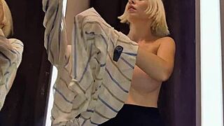 Пышная блондинка с большими сиськами примеряет прозрачную юбку в примерочной - мокрая пизда торчит