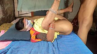 इंडियन देसी लड़की स्टेपसिस्टर चुदाई वीडियो में डोमिनेट, गांड हिलाती स्पिटिंग