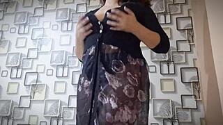 Ох горячая азиатка страстно играет натуральными большими сиськами для любовника ммм