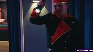 Unatkozó barátnő miért szopja a pasi farkát moziban nyilvánosan?