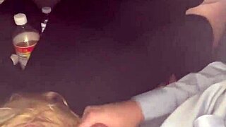 Красотка-шлюха в машине ночью: глотает хуй в рот, сплевывает сперму и сосет снова!