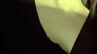 Milf italiana arrapata Artemisia Love mostra tette giganti e capezzoli succosi in auto all'aperto