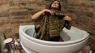 Milfycalla piner med pis leg i badekar i pelsjakke og strømper - åh gud, så sejt og stramt!