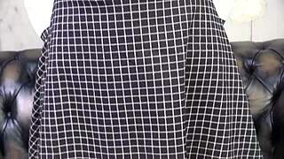 Tynd japansk ung 18+ snakker stående creampie-knup i uncensureret JAV-casting med stram fisse og smal røv