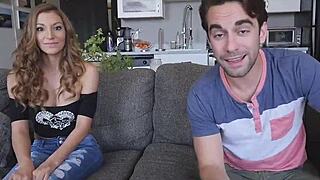 Długowłosa modelka wskakuje w dziki trójkąt na hardcore karę i brutalne rżnięcie