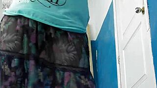 Tučná zrelá ženská kráča vonku v priesvitnej sukni a ukazuje chlpatú pičku