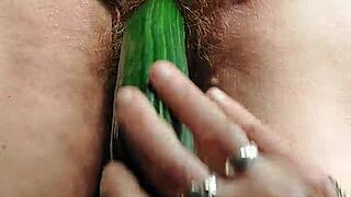 Tyska mormorn vill gurklek i sin håriga fitta