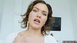 Milf korkokengät eka kerta Krissy Lynn syntisenä äitipuolena