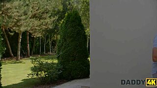 Slank tsjekkisk brunette svelger kjærestens kåte styttpappas kuk i utroskap old-young