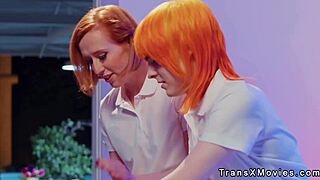 shemale jebajo blondinko v masažnem salonu trojki z analom sesanjem ročenjem rimanjem in pošastnim tičem