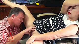 Хочешь офисное доминирование от фемдом-босс, заставляющей лизать пизду сотрудника на скрытой камере?