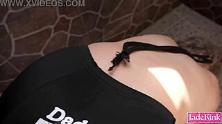 Underdanig kone, klar til håndjern og hård knald i brusebadet?