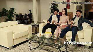 Üvey baba üvey kızının freeuse aile fantezisinde kullanılmasını izliyor