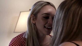 Blond pasierbica lize wygoloną cipkę brunetki macochy w bieliźnie i się masturbują razem