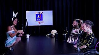 Älskar feta cuckoldparets BDSM-dom med handjob orgasm i offentlig swingergrupp