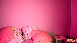 Emmy et Kyara, två gudinnor blond och brun i lingeri, vill ni se hur en kuk atomiserar dem i FFM?