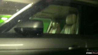 Sarışın orospu arabada riskli kamusal oral yapıp döl yutuyor