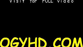 Teen dává oral a jezdí na starém chlápově ptáku v drsném sexu