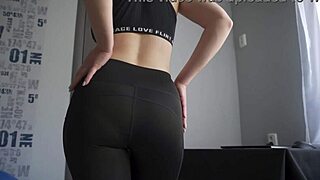 Proč drážní viditelnými linkami kalhotek v těsných fitness legínách?