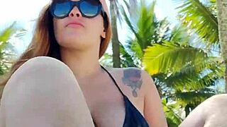 Satte kort bikini på og gik på stranden efter machos