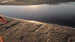 ビーチ野外アナル屈曲バックで唾液まみれ中出し