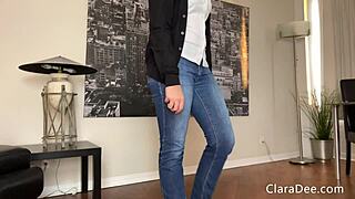 Spela kyskhetsleken – gissa fingrar i teasing JOI med Clara Dee!