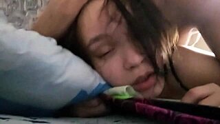 Uh, očuh me jebe žestoko dok pričam sa majkom po telefonu, o bože