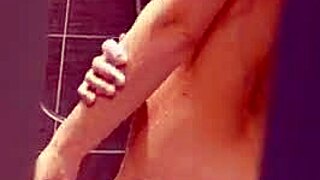 Schüchterner Stiefsohn kriegt Tabu-Dusche-Blowjob und Creampie Fick