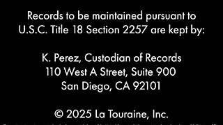 מילף בלונד חמה קורי צ'ייס מראה ציצים מושלמים לחבר בן רוצה זין ביניהם