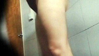 Espiando madrastra depilându-se contrast cu MILF colombiană drăguță spying public outdoor