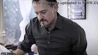 Canavar yarraklı baba genç kızı 18+ cesurca sert sikiyor