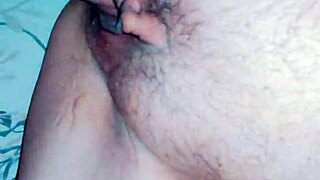 Аматерка съпруга разтваря всички дупки за твърд POV анал чукане