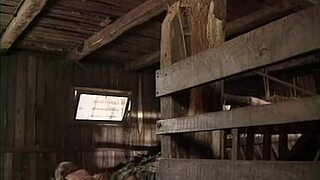 Немска фермерска курва моли за двойно анално DP на ранчото с големи подскачащи цици