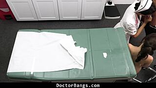 Докторът иска повече от преглед от стеснителната пациентка 18+!